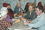 Во время чаепития в том самом сгоревшем доме 2 февраля 2007 года. Алексей Королев и престарелые жилицы слушают председателя госсовета РК Марину Истиховскую, пообещавшую лично разобраться в том, почему дом де-юре не имеет ветеранского статуса. Фото с блога suranov.livejournal.com
