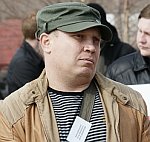 Лидер националистов во время организованного им 15 апреля пикета у стен ОАО «Монди СЛПК». Фото Юрия Кабанцева.