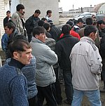 Доведенные до отчаяния узбекские строители решились на забастовку. Фото Эрнеста Мезака.