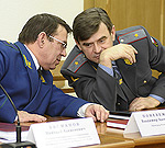 Николай Басманов (слева) не нашел в действиях подчиненных главы МВД РФ по РК Владимира Еремченко (справа) состава преступления. Фото Кирилла Затрутина.