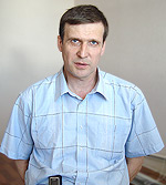 Александр Щиголев не желает подставлять свои руки под наручники. Фото Андрея Влизкова.