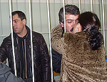 Пока дагестанец Фахрудин Махмудов прощался со своей русской женой, его брат Асрет (слева) высказался по поводу коррумпированности российского правосудия. Фото Сергея Сорокина.