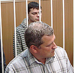 Адвокат Виктор Козлитин обеспокоен состоянием здоровья своего подзащитного Алексея Пулялина (на заднем плане). Фото Андрея Влизкова.